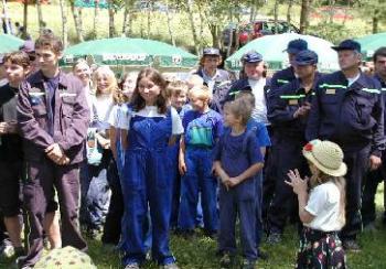 Hasiči při nástupu.