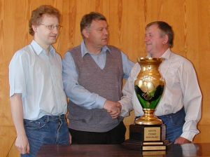 Starosta obce blahopřeje mistům k jejich úspěchu.