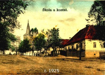 Keblov - r. 1925 - kostel a škola na návsi